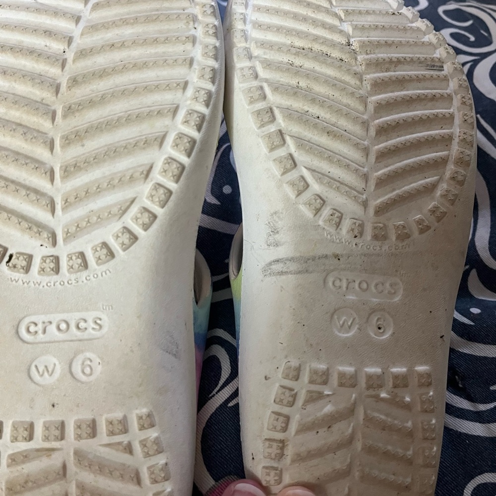 Crocs sz 6 tye dye - Picture 5 of 5